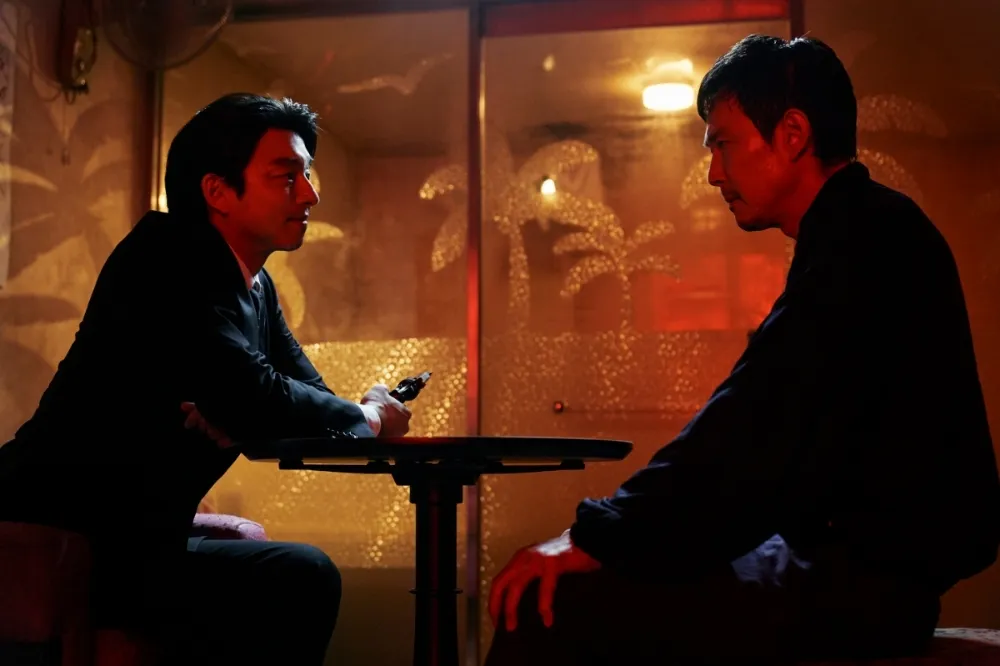 《魷魚遊戲：第2季》孔劉持槍對峙李政宰劇照曝光　「她」首度亮相引爆全網熱議