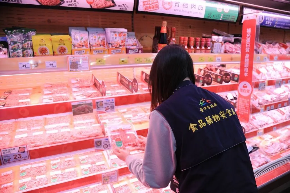 杜絕瘦肉精危害　中市衛生局長親自率隊稽查強力查驗把關
