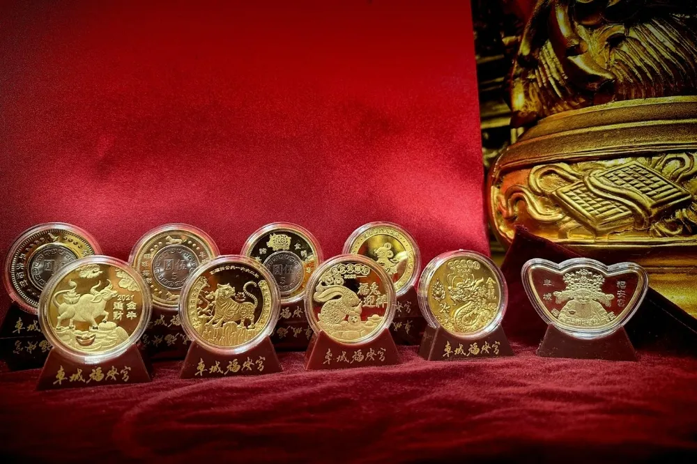 春節走廟拿金幣！龍年平安招財　宮廟大方送現金紅包、金牌一次看