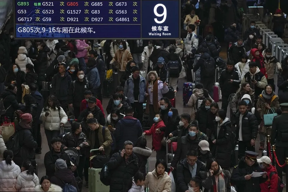 JN.1成中國COVID-19優勢流行株　春節人潮聚集、疫情恐持續升高
