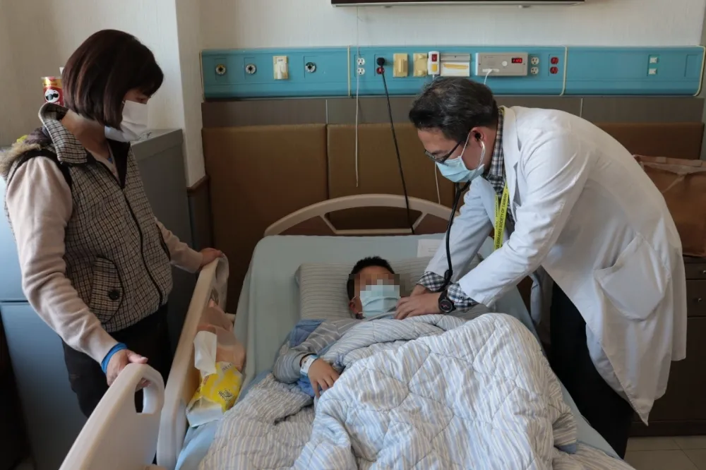 7歲童染腺病毒反覆燒一周　醫警告：春節小心還有4大魔王「上下夾擊」