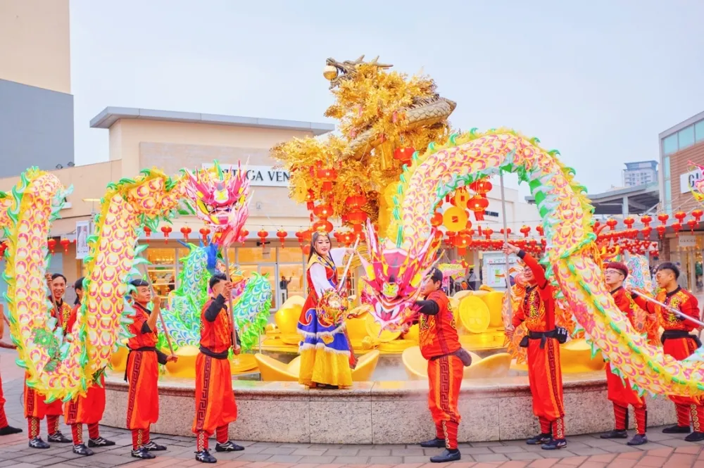 華泰名品城「龍年唐人街」場景超好拍！初一至初三「雙龍踩街大遊行」1000 份發財錢母天天送