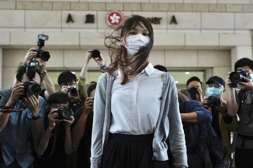 港警正式通緝「學運女神」周庭　威脅「除非自首否則終身追捕」