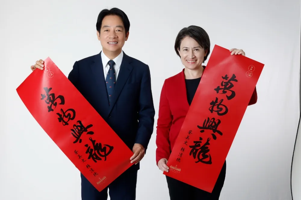 和賴清德合體賀年拍攝花絮曝光　蕭美琴笑問：白玫瑰是什麼意思？