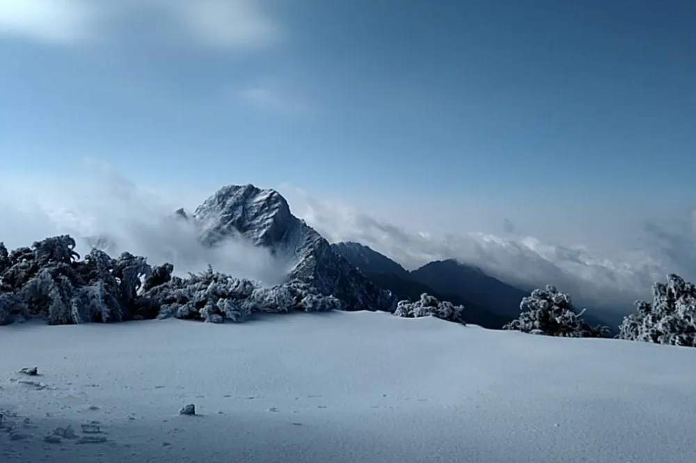 玉山初一飄雪超夢幻　今明冷氣團威力未減全台持續10度以下低溫