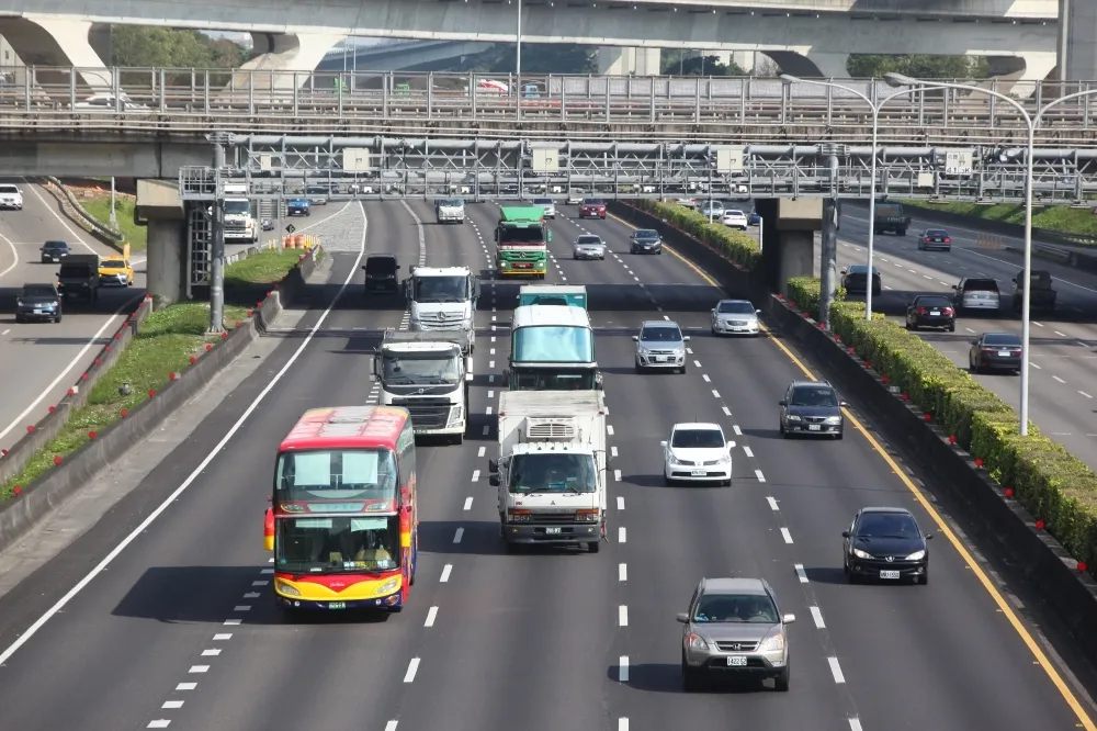 國道初二大塞車！國10仁武至燕巢超龜速　這幾處路段盡量避開
