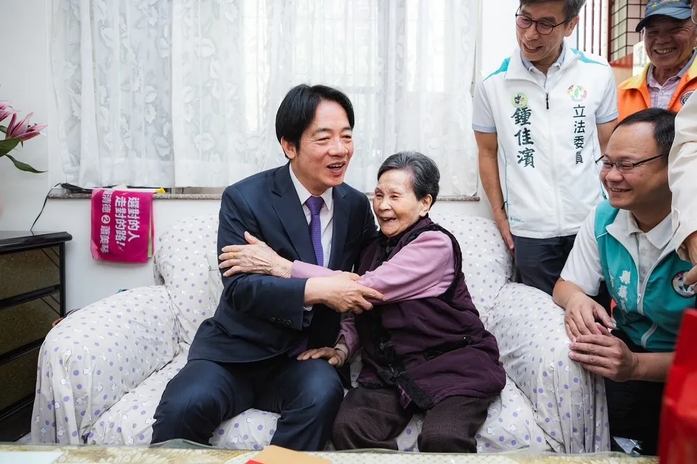 情人節賴清德驚喜秘訪超級賴粉　年初五一圓92歲阿嬤心願