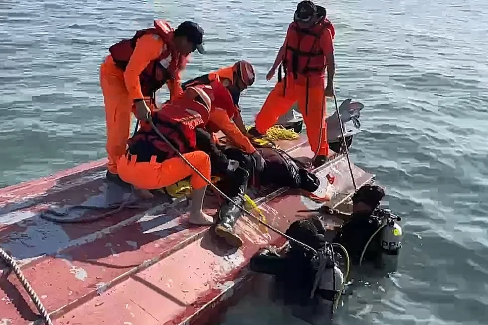 中國快艇越界捕魚遭緝　高速甩尾翻船4船員落海2死2獲救
