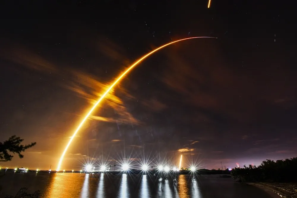 【有片】暌違半世紀！美再嘗試登月　SpaceX火箭搭載民間登陸器發射升空 　