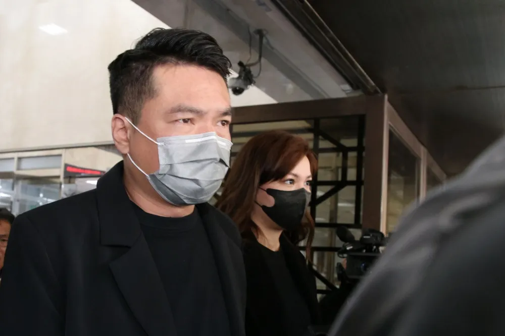 強制猥褻案朱學恒不認罪　鍾沛君夫批朱無恥、事後改協議書手發抖