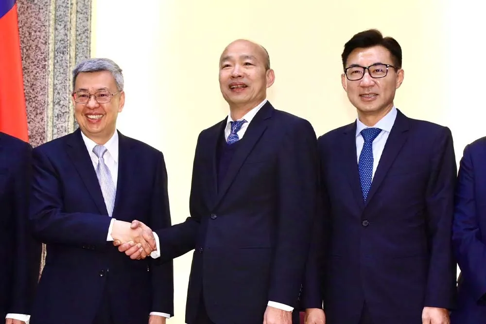陳建仁赴立院拜會　韓國瑜見面笑稱：不要擁抱、握手就好