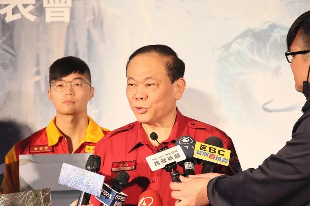 遭爆多張小三貼臉親吻照　基隆消防局長改口認婚外情宣布請辭