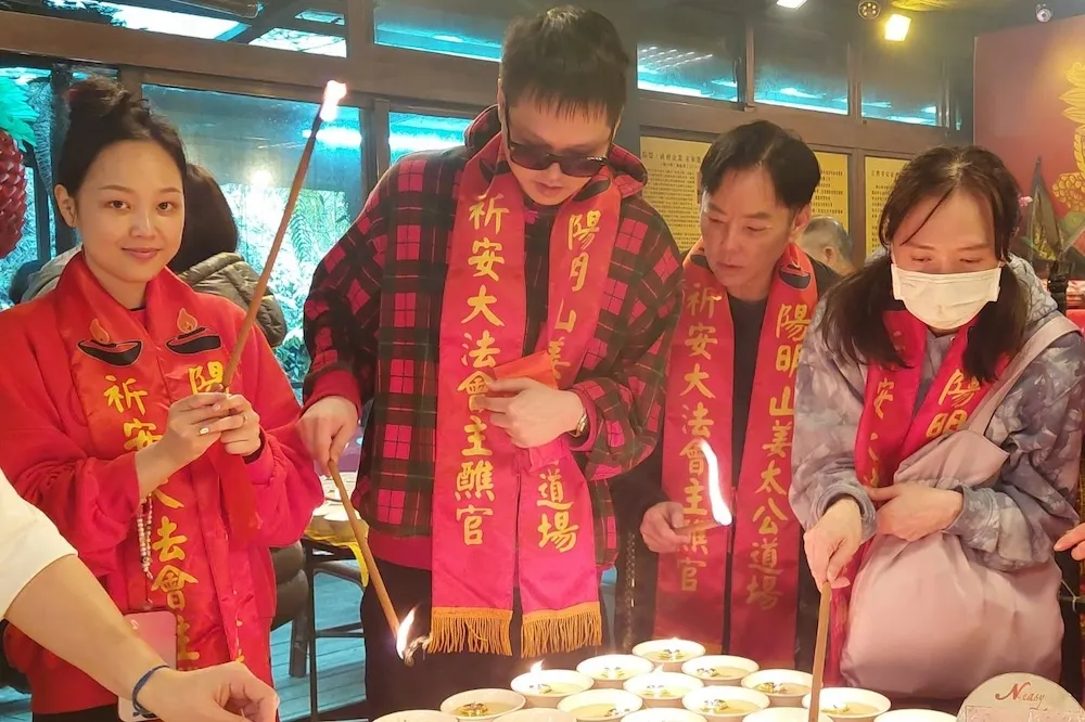陽帆全家點姜太公七星燈祈福　愛女安吉透露龍年計畫