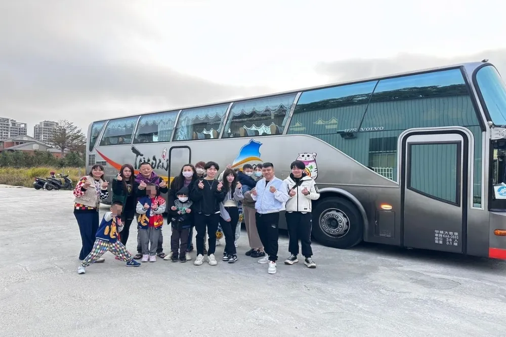 網紅胖大叔員旅遇車禍！貨車逆向撞遊覽車釀1死6傷　2車司機都未酒駕