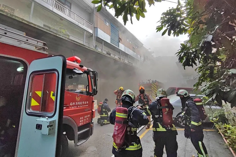 【好臭片】深坑火警悶燒臭味飄雙北　新北教育局緊急要求「3地區」學生戴口罩、關門窗