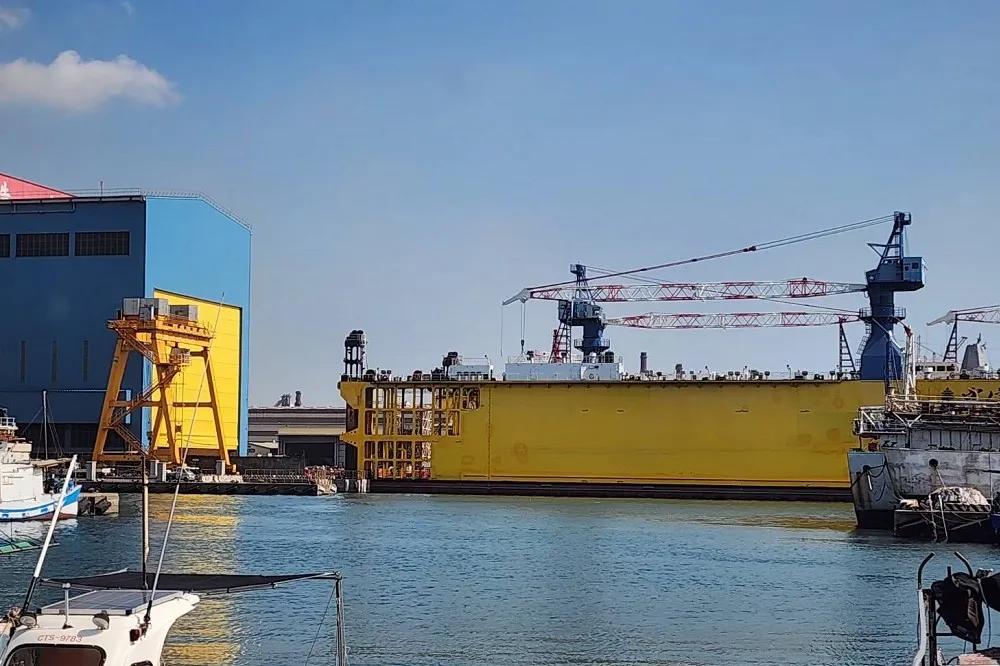 潛艦國造海鯤號預定27日移入台船　船塢進入二階段泊港測試