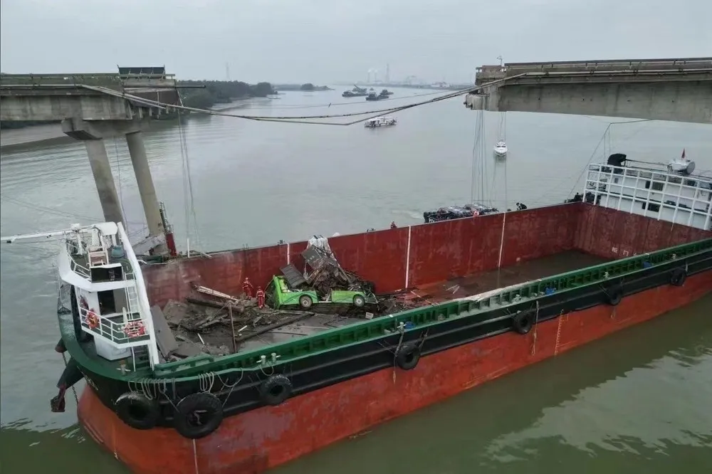 中國廣州大橋5死事故2落水車已吊起　當局證實船員操作失當釀禍