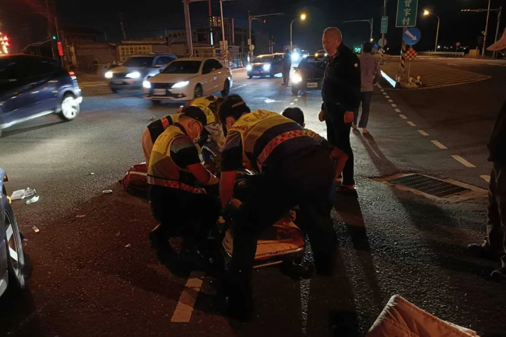 【行人地獄片】彰化3姊弟遭撞畫面曝光　老翁無照將2姐姐撞飛10多公尺命危