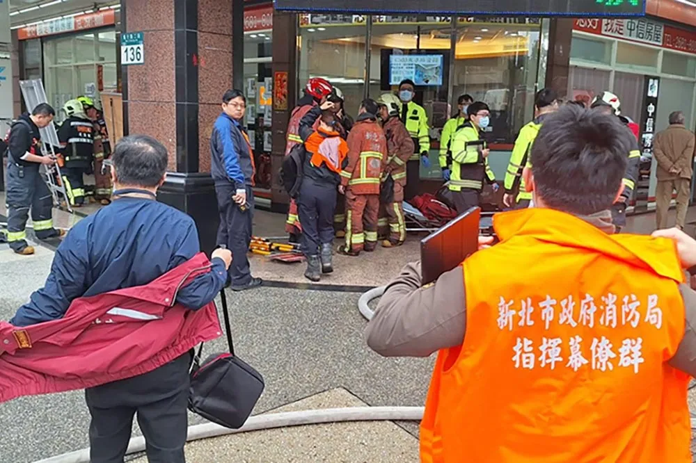 【快訊】板橋篤行路二段3樓民宅冒火　姊弟命危被救出