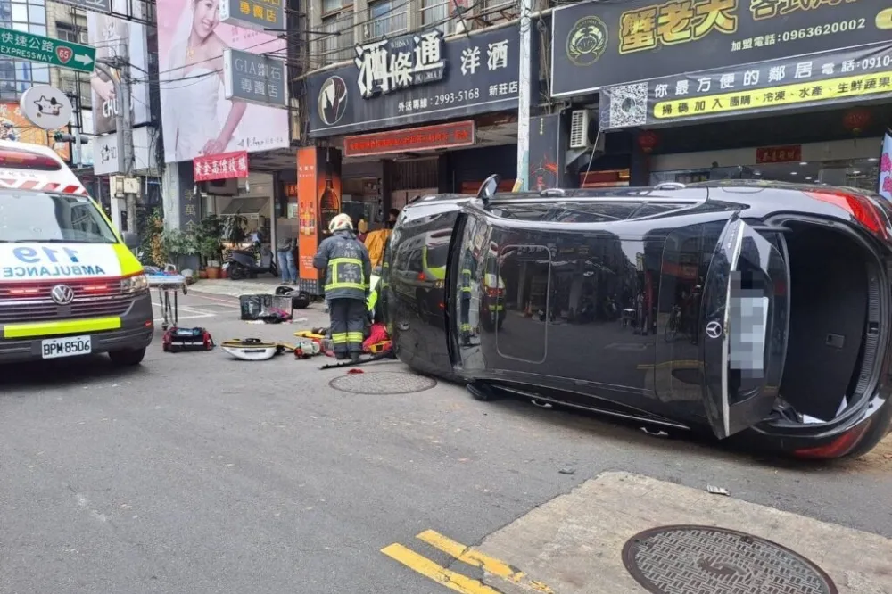 賓士車失控爆衝連撞9機車　女外送員頭部重創小腿變形慘死
