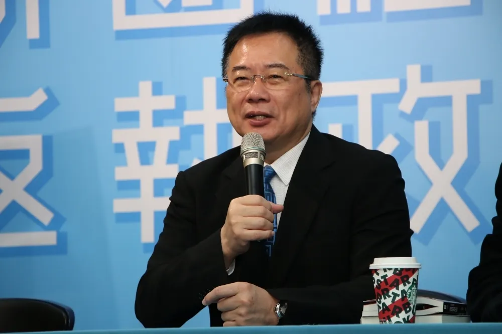蔡正元吐槽《國際橋牌社》被導演邀演三中案　貼文反譏：李安的腳毛都比不上