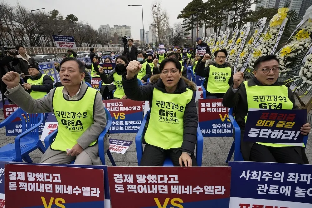 近萬實習醫師拒復工　一次看懂南韓醫改爭議與發展