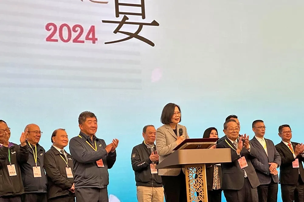 【獨家】蔡英文畢業春酒！　蘇貞昌驚喜現身小英之友會「春之宴」