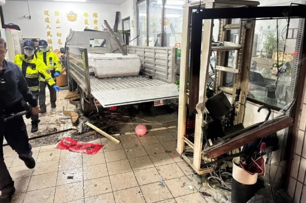 【基隆警值班遭撞死】兇手吸毒幻聽曾求診精神科　母淚喊「對不起警察！」