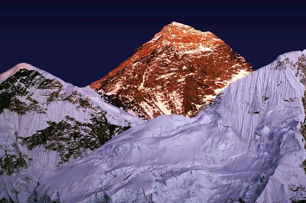 加強登山安全　尼泊爾宣布登聖母峰強制配戴追蹤晶片