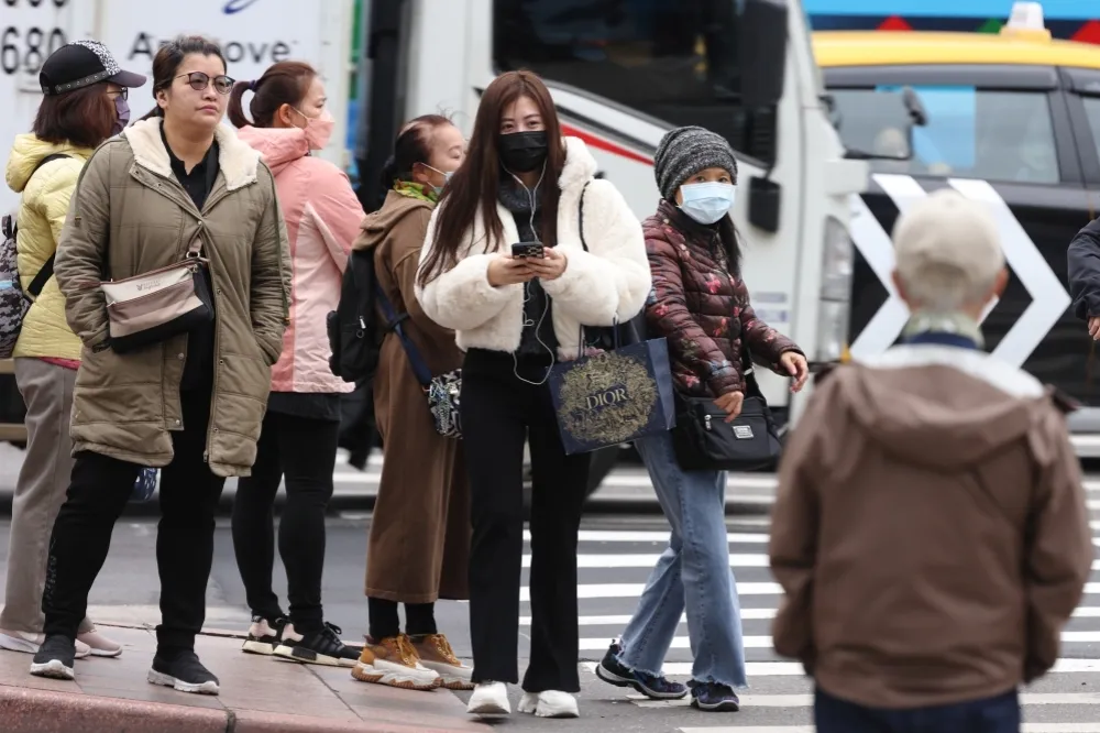 強烈冷氣團南下全台濕冷　11縣市低溫特報恐跌破10度