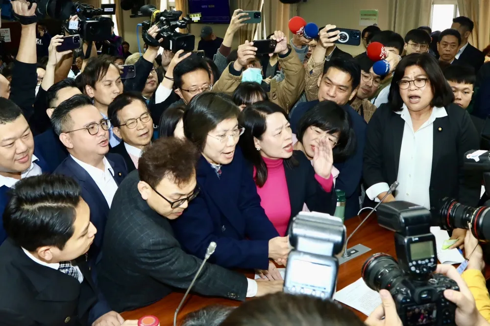 【中國快艇翻覆案】藍綠對嗆20分鐘爆激烈衝突　藍委衝主席台叫管碧玲道歉