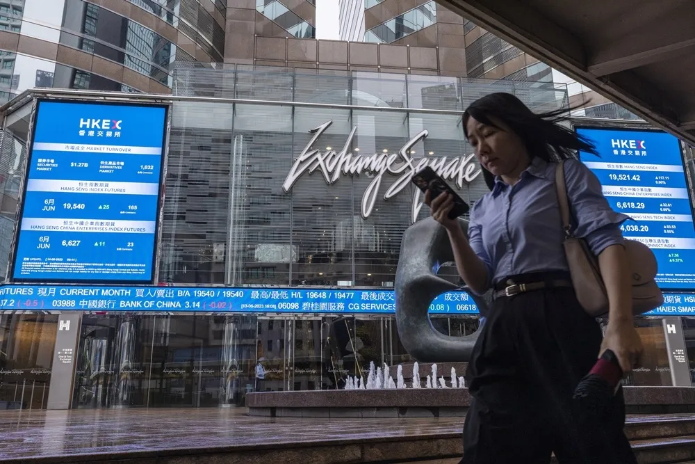 【中國兩會】李強報告未提有力刺激經濟措施　香港股市下挫逾2%