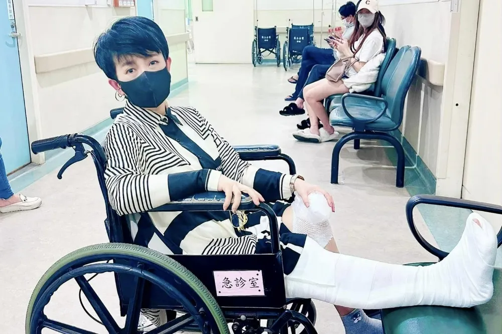 歌手周思潔摔傷膝蓋要申訴　中市政府回應了