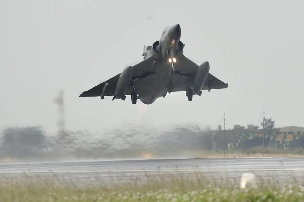 強化間作戰能力　空軍戰機「跨子夜」實戰化飛行訓練