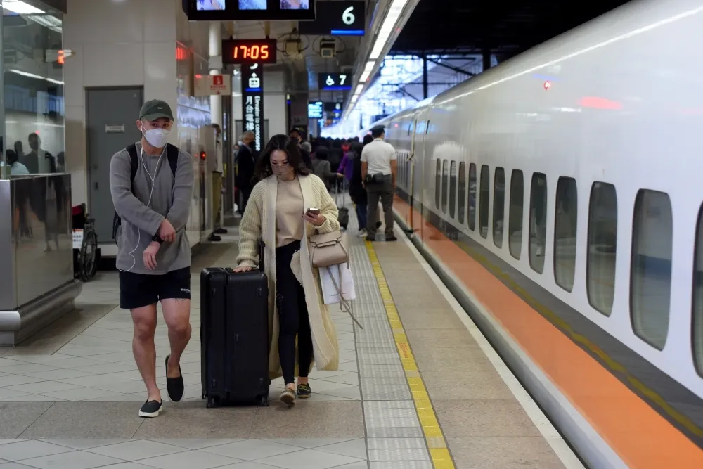 雙鐵清明車票今搶翻天　上午狂賣逾50萬張　