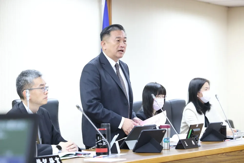 【快訊】國防部巴士車禍　一眾高官卡在半路無法赴立院備詢