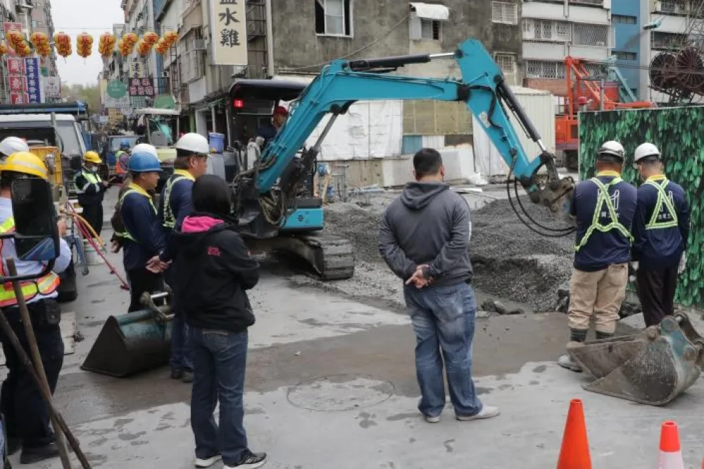 南市西門路、五妃街口路面塌陷填補完成今早恢復通車 黃偉哲更改行程於今日提前回台坐鎮