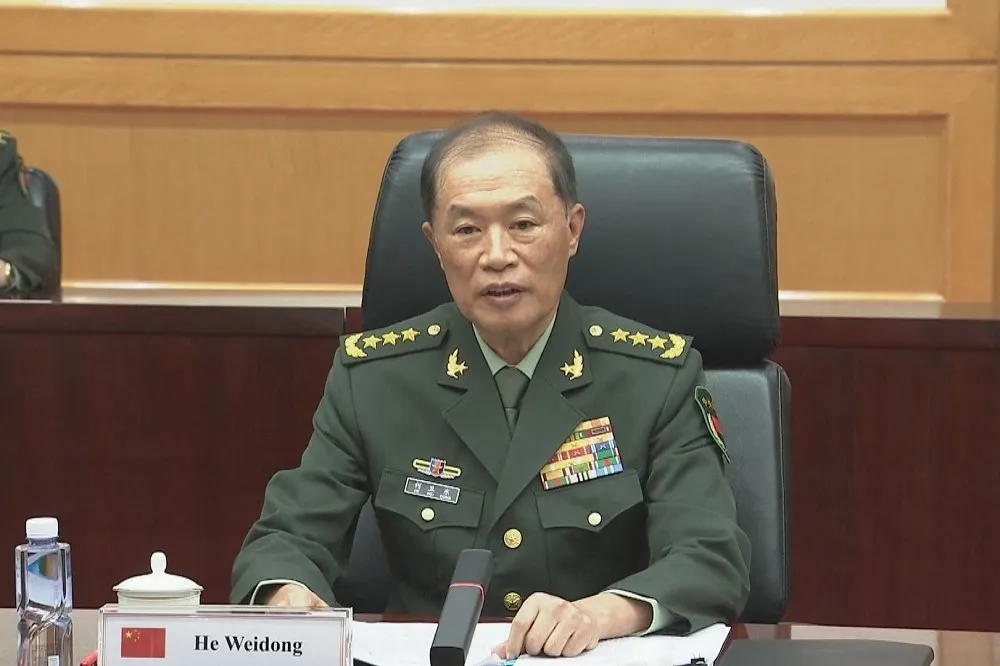 【中國兩會】軍委副主席何衛東誓言打擊「虛假作戰能力」　火箭軍原政委徐忠波再露面似已平安