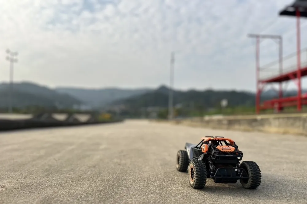 相揪來樹林尬車 ！山佳越野遙控場整修再升級　新設 4 處跳台、挑戰性更強
