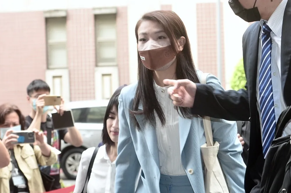 高虹安請助理潑咖啡讓主機壞掉？　網友笑：要寫劇本也不看看她是資工人