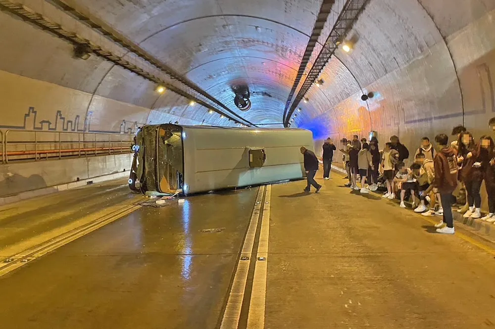 【驚嚇片】康橋校車「路面旋轉360度」翻車畫面曝光　公路局：該車6年違規8件