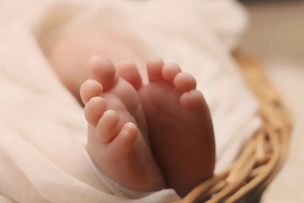 【保母虐童致死】惡保母姊妹稱男童「自摔嗆奶受傷」　外傭偷錄受虐影像戳破謊言