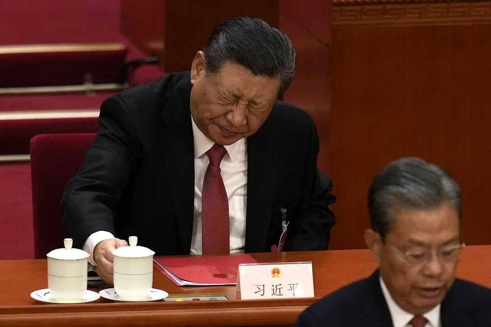【中國兩會】習近平怎麼了？在閉幕式皺眉閉眼似有苦難言