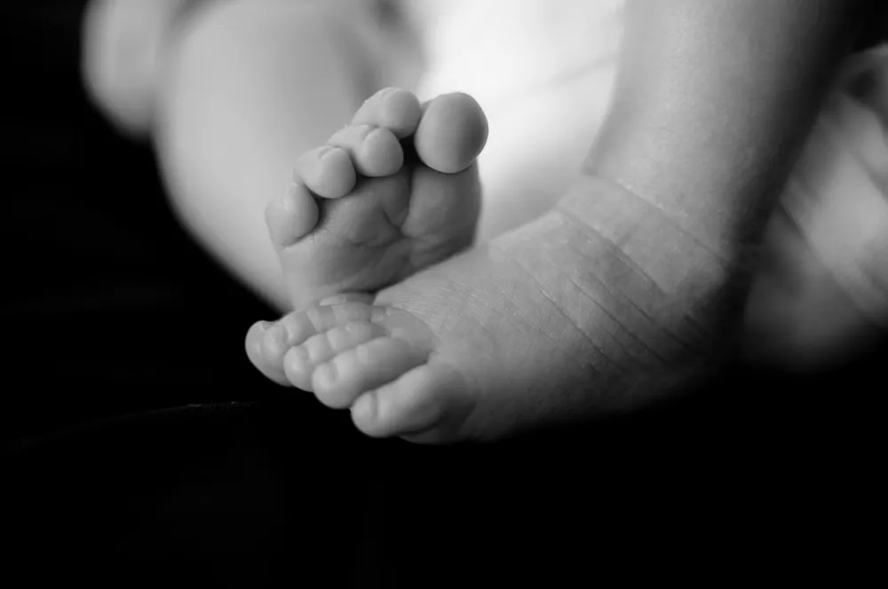 高雄果園驚見女嬰棄屍　21歲男大生載19歲媽遺棄