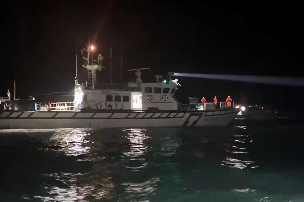 【搶時間片】中國漁船金門海域翻覆釀2死2失蹤　海巡徹夜搜救畫面曝光