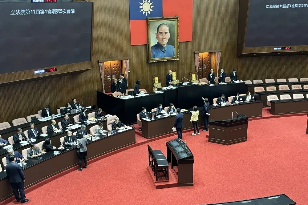 綠委氣噗噗找韓國瑜討公道　藍營酸：怎不問陳亭妃改書面，反而見笑轉生氣　