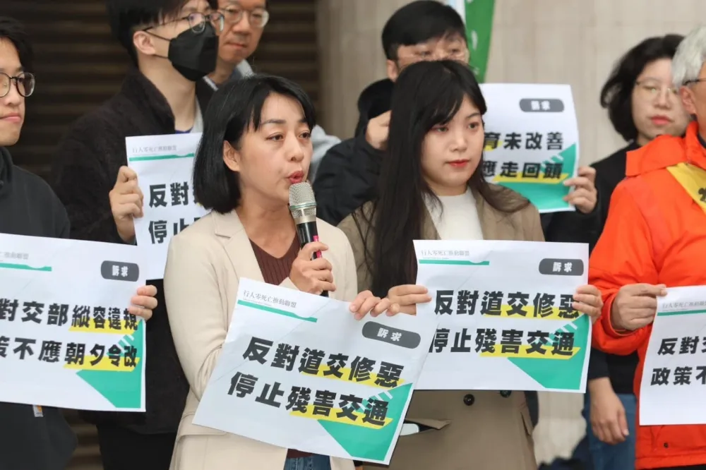 民團籲立院退回「交通微罪不記點」草案　明7縣市全台快閃抗議