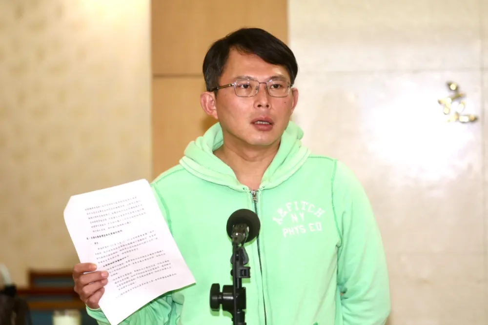 【保母虐童致死】衛福部報告僅2頁挨批鬼混　黃國昌要求薛瑞元出來道歉