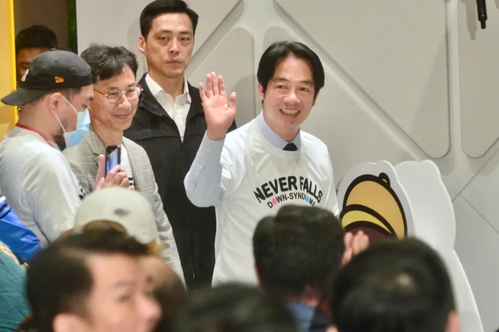 賴清德連續4年出席活動　穿特色襪力挺「唐寶寶」