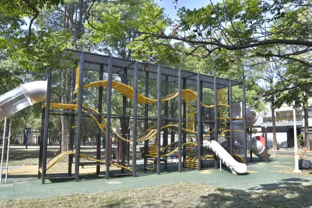 小孩嗨翻！高雄南燕公園打造「泥火山遊戲籠」　溜滑梯、攀爬網好玩又刺激